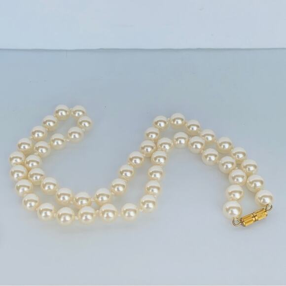 Vintage Faux Pearl Necklace - Picture 4 of 7